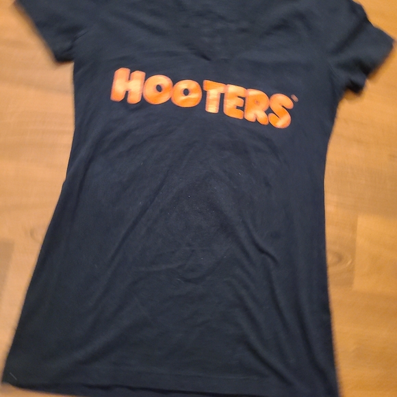 Hooter's black short sleeve t-shirt - Picture 8 of 11